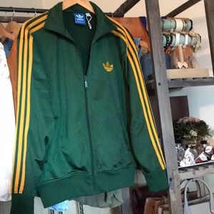 Emerald green adidas zip up jacket 🍾✨